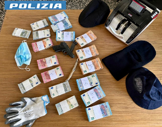 Rapina in banca, due arresti e denaro restituito